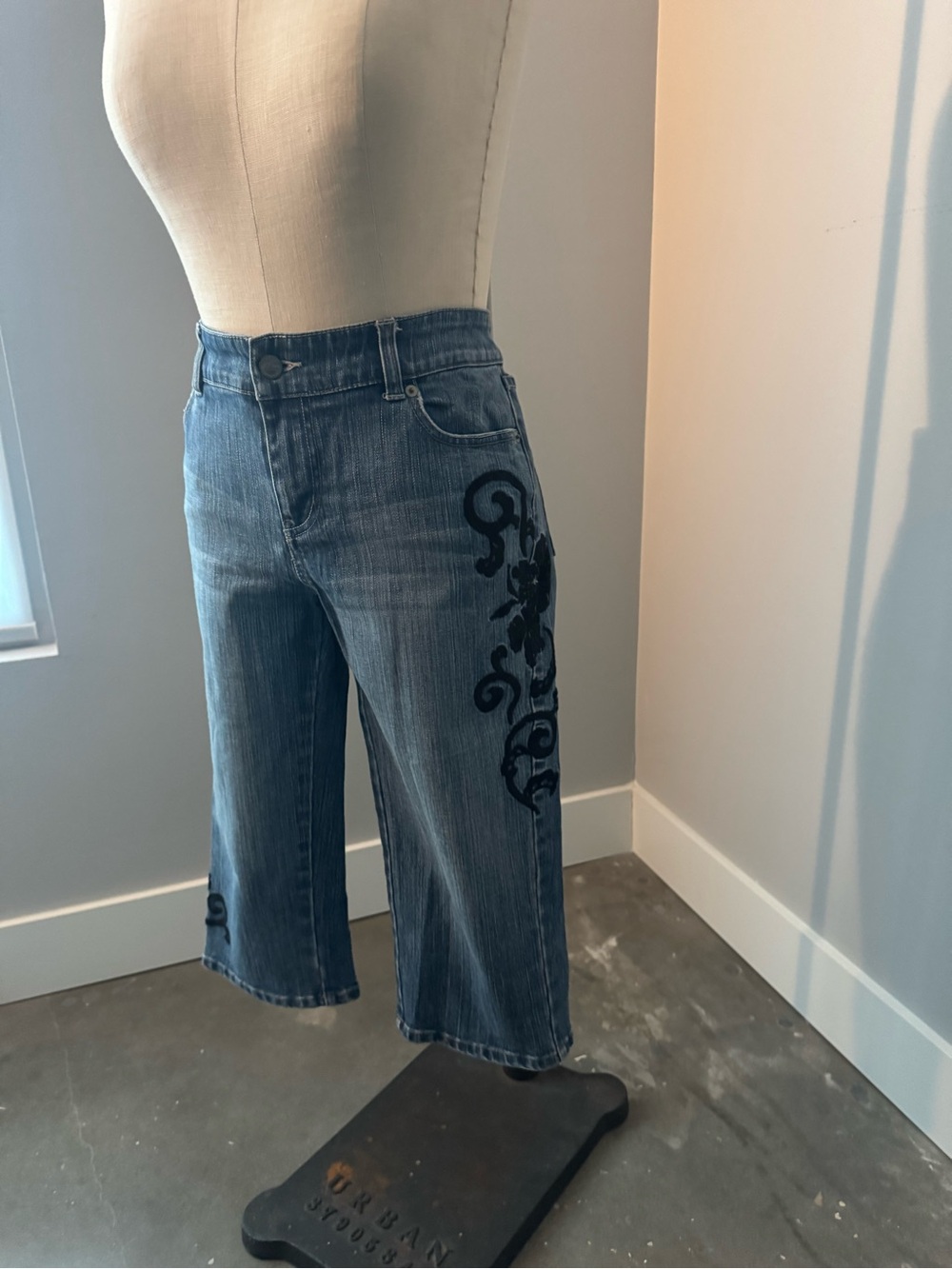 White House Black Market Denim Jeans Size 6 - Classic Light Blue